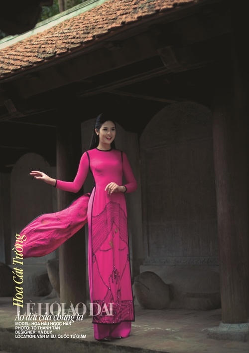Hoa Cát Tường - ngot ngào, đằm thắm, quý phái, may mắn sẽ được thể hiện qua mẫu áo dài của Hà Duy. Trong đó, NSƯT Thanh Tú đóng vai trò model trình diễn thiết kế này.
