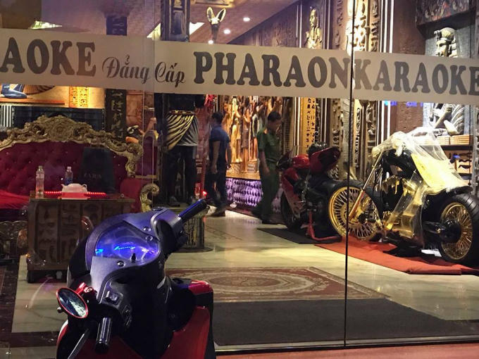 Cảnh sát khám xét quán karaoke XO lúc 22h30 phút.
