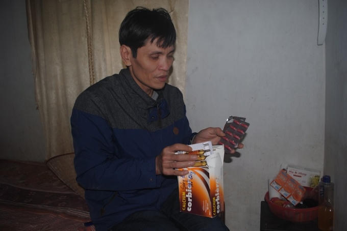 Hằng ngày anh Tú luôn phải uống thuốc (ảnh Duy Ngợi).