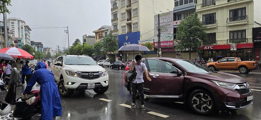 Tại điểm thi Trường THPT Cẩm Phả, trời mưa khiến việc di chuyển đến điểm thi của các thí sinh trở nên khó khăn hơn. Ảnh: Nguyễn Quang
			
				
					
						
					
					
						Tại điểm thi THPT Cẩm Phả các học sinh để tài liệu và những thứ không cần thiết trước lúc vào dự thi tại một phòng được tình nguyện viên canh giữ.
						
							
								
									
								
								
									Đây là lứa học sinh cuối cùng thi tốt nghiệp theo chương trình GDPT cũ. Ảnh: Nguyễn Quang
									
										
											
												
											
											
												Thí sinh vội vã bước vào điểm thi. Ảnh: Nguyễn Quang.
												
													
														
															
														
														
															Lực lượng tình nguyện viên hỗ trợ các thí sinh tại điểm thi Trường THPT Lương Thế Vinh - TP Cẩm Phả. Ảnh: Nguyễn Quang.
															
																
																	
																		
																	
																	
																		Lực lượng công an cũng có mặt từ sớm, điều tiết phân luồng, bảo đảm an toàn giao thông tại cổng trường thi. Ảnh : Nguyễn Quang.
																	
																
															
															
														
													
												
												
											
										
									
									
								
							
						
						
					
				
			
			Tại điểm thi THPT Cẩm Phả các học sinh để tài liệu và những thứ không cần thiết trước lúc vào dự thi tại một phòng được tình nguyện viên canh giữ.
						
							
								
									
								
								
									Đây là lứa học sinh cuối cùng thi tốt nghiệp theo chương trình GDPT cũ. Ảnh: Nguyễn Quang
									
										
											
												
											
											
												Thí sinh vội vã bước vào điểm thi. Ảnh: Nguyễn Quang.
												
													
														
															
														
														
															Lực lượng tình nguyện viên hỗ trợ các thí sinh tại điểm thi Trường THPT Lương Thế Vinh - TP Cẩm Phả. Ảnh: Nguyễn Quang.
															
																
																	
																		
																	
																	
																		Lực lượng công an cũng có mặt từ sớm, điều tiết phân luồng, bảo đảm an toàn giao thông tại cổng trường thi. Ảnh : Nguyễn Quang.
																	
																
															
															
														
													
												
												
											
										
									
									
								
							
						
						Đây là lứa học sinh cuối cùng thi tốt nghiệp theo chương trình GDPT cũ. Ảnh: Nguyễn Quang
									
										
											
												
											
											
												Thí sinh vội vã bước vào điểm thi. Ảnh: Nguyễn Quang.
												
													
														
															
														
														
															Lực lượng tình nguyện viên hỗ trợ các thí sinh tại điểm thi Trường THPT Lương Thế Vinh - TP Cẩm Phả. Ảnh: Nguyễn Quang.
															
																
																	
																		
																	
																	
																		Lực lượng công an cũng có mặt từ sớm, điều tiết phân luồng, bảo đảm an toàn giao thông tại cổng trường thi. Ảnh : Nguyễn Quang.
																	
																
															
															
														
													
												
												
											
										
									
									Thí sinh vội vã bước vào điểm thi. Ảnh: Nguyễn Quang.
												
													
														
															
														
														
															Lực lượng tình nguyện viên hỗ trợ các thí sinh tại điểm thi Trường THPT Lương Thế Vinh - TP Cẩm Phả. Ảnh: Nguyễn Quang.
															
																
																	
																		
																	
																	
																		Lực lượng công an cũng có mặt từ sớm, điều tiết phân luồng, bảo đảm an toàn giao thông tại cổng trường thi. Ảnh : Nguyễn Quang.
																	
																
															
															
														
													
												
												Lực lượng tình nguyện viên hỗ trợ các thí sinh tại điểm thi Trường THPT Lương Thế Vinh - TP Cẩm Phả. Ảnh: Nguyễn Quang.
															
																
																	
																		
																	
																	
																		Lực lượng công an cũng có mặt từ sớm, điều tiết phân luồng, bảo đảm an toàn giao thông tại cổng trường thi. Ảnh : Nguyễn Quang.
																	
																
															
															Lực lượng công an cũng có mặt từ sớm, điều tiết phân luồng, bảo đảm an toàn giao thông tại cổng trường thi. Ảnh : Nguyễn Quang.