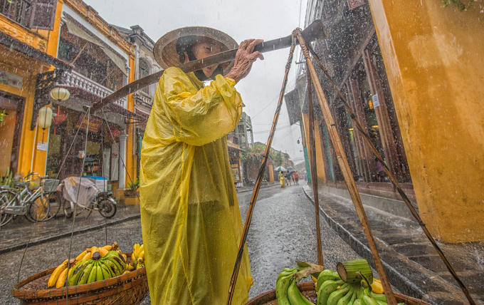 Gánh hàng rong trên phố vắng.