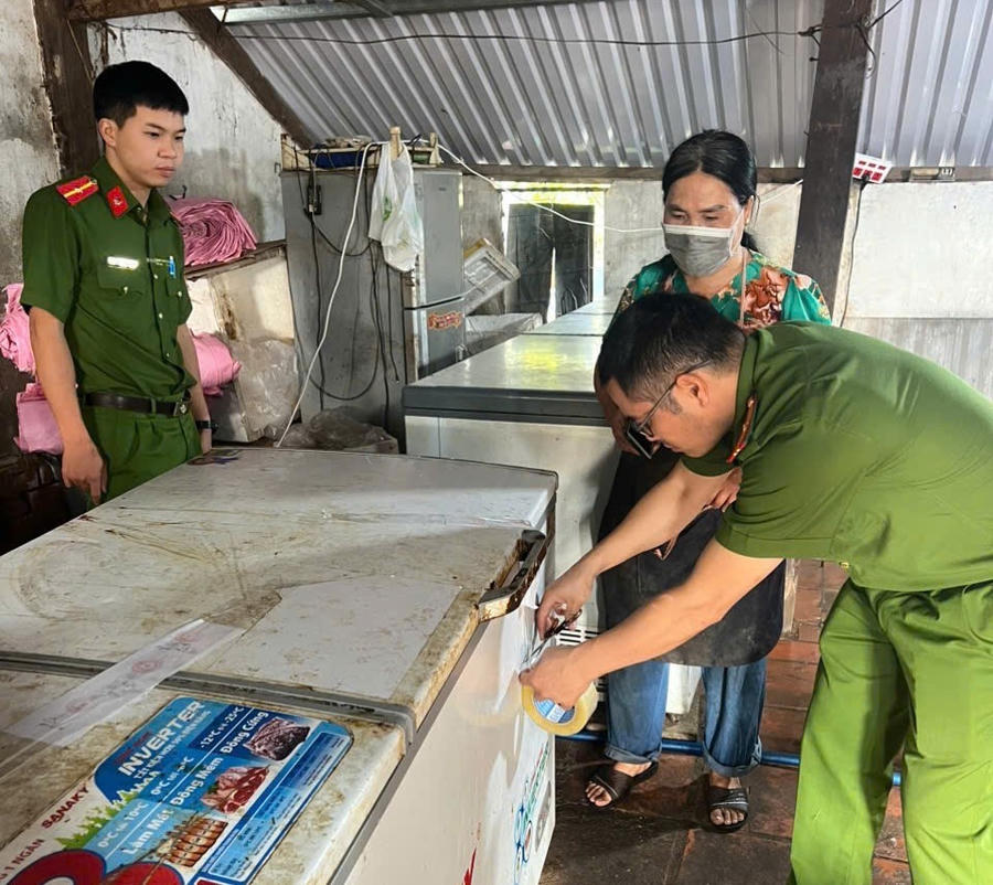 Công an niêm phong tủ lạnh chứa thịt nhiễm dịch tả lợn châu Phi (Ảnh: Công an Bình Phước).