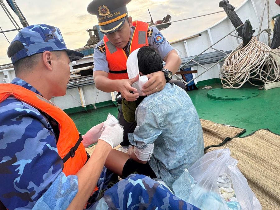 Sơ cấp cứu ngư dân Đào Văn Thiện