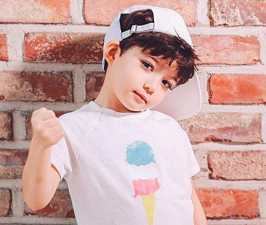 Cooper JiAn Lunde (4 tuổi) hiện là một trong những người mẫu nhí nổi tiếng nhất xứ sở kim chi. Sở hữu vẻ đẹp lai từ cha là người Canada, mẹ là người Hàn, Cooper có ngoại hình đáng yêu và được dân mạng yêu mến, mệnh danh là "thiên thần nhí đẹp trai nhất thế giới".