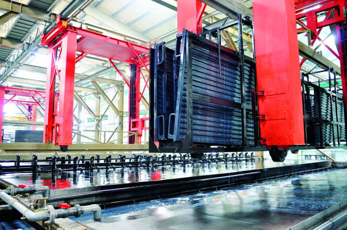 Dây chuyền sơn tĩnh điện tại nhà máy.