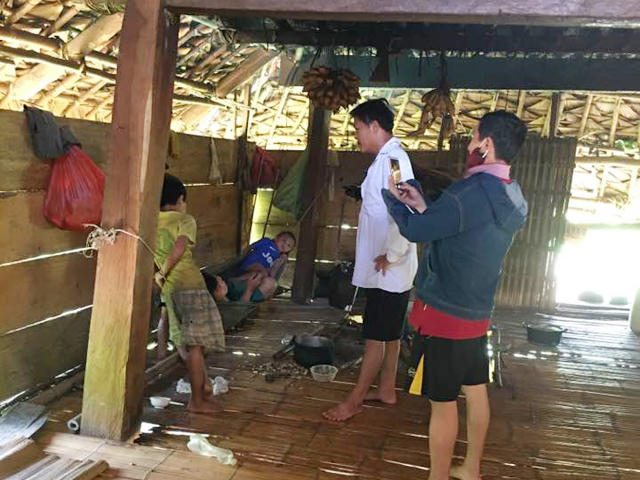 Dù vận động, thuyết phục lẫn năn nỉ nhưng cậu bé Lê Văn Buôn vẫn không chịu trở lại trường mà ở nhà trông em dù đây là năm học cuối cấp của Buôn.
