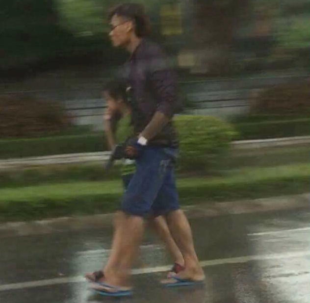 Đối tượng dùng súng khống chế bé trai rồi cướp taxi (Ảnh: FB tin nóng Lạng Sơn).