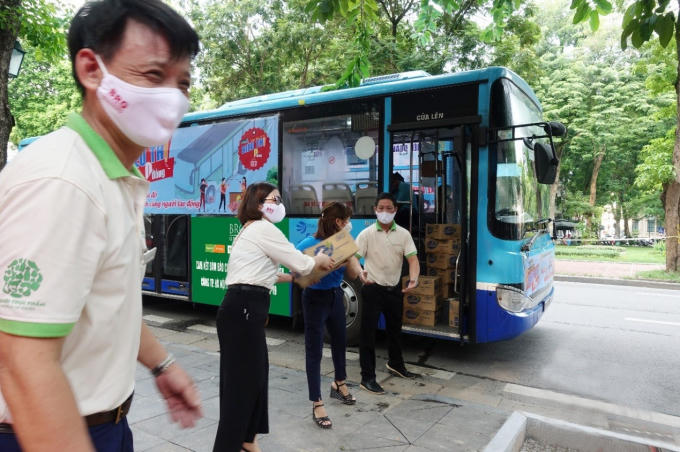 Niềm vui lan tỏa trong mỗi nhân viên khi tham gia chương trình đầy ý nghĩa nhân văn này của LĐLĐ TP. Hà Nội