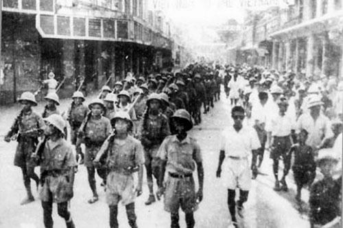 Biểu tình cướp chính quyền ngày 19/8/1945 tại Phủ Khâm sai Bắc Kỳ (Ảnh: Tư liệu).