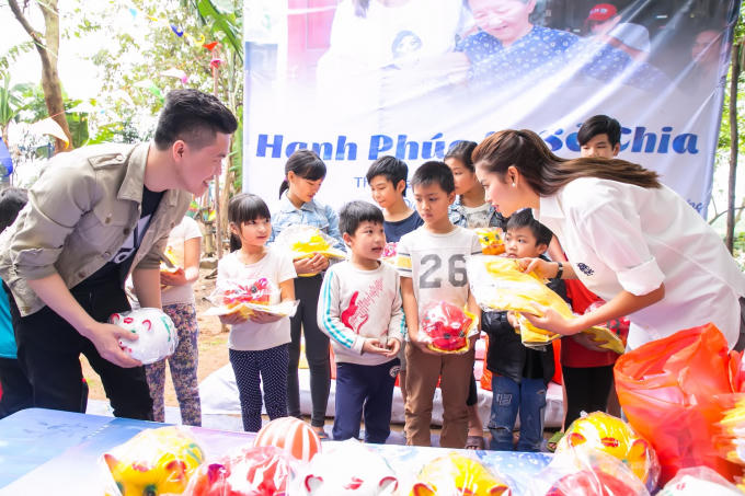 Phạm Hương x&uacute;c động tặng &ldquo;heo đất&rdquo; tiết kiệm cho trẻ em ngh&egrave;o b&atilde;i giữa s&ocirc;ng Hồng