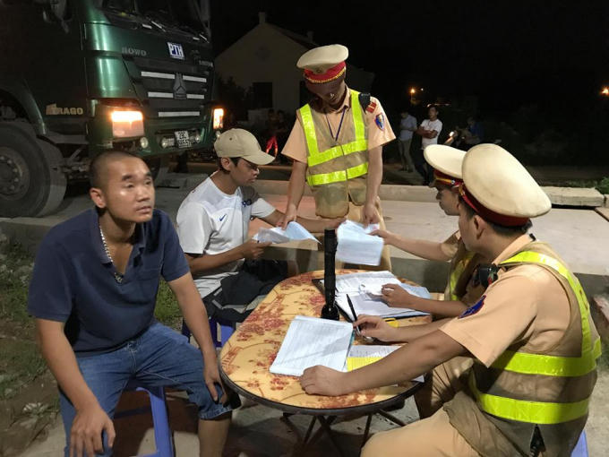 CSGT tiến hành lập biên bản xử lý vụ việc.