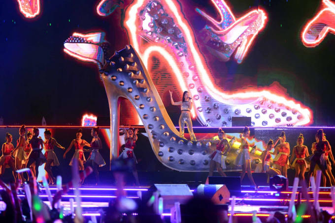 Đông Nhi mở đầu phần 2 trên đôi giày cao tới 3m. Cô biểu diễn liền hai ca khúc sôi động là Sức nóng và Quý ông quyến rũ (Mr. Sexy) với sự hỗ trợ của Vũ đoàn và Hoàng Touliver.