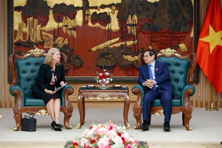 Thủ tướng trao đổi với bà Mariam J. Sherman, Giám đốc Quốc gia của Văn phòng Ngân hàng Thế giới.