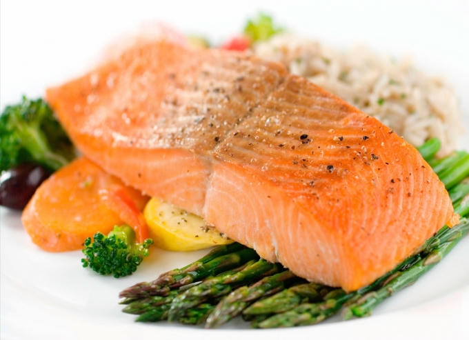 Cá hồi giàu omega-3 sẽ nuôi dưỡng da từ bên trong. Ảnh: internet.