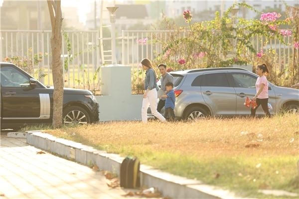 Kết thúc buổi biểu diễn, Cường Đô la tiễn 2 mẹ con ra xe. Ảnh: internet.