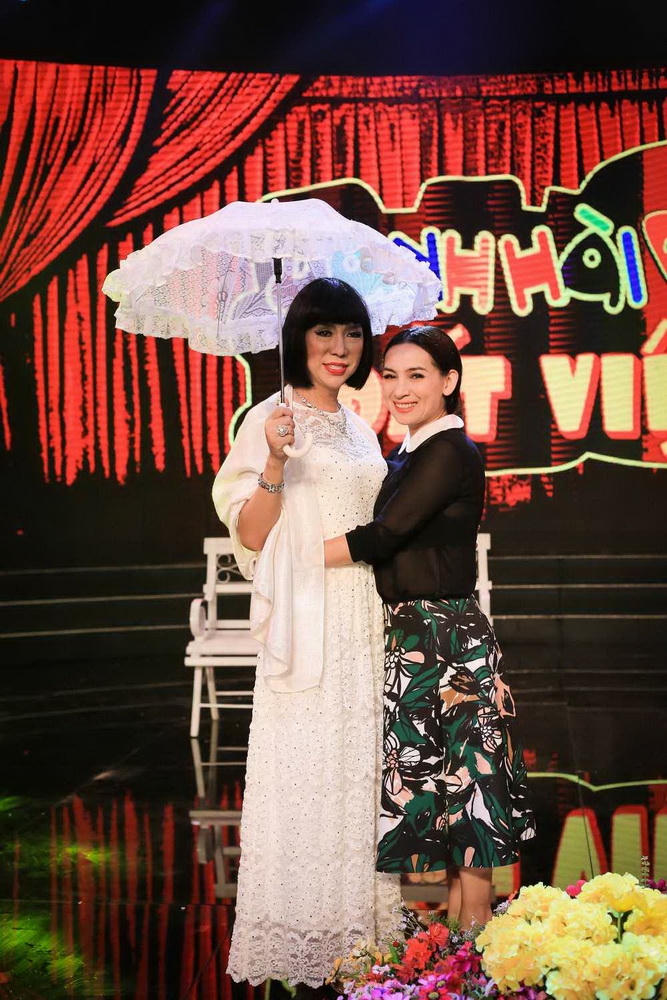 Long Nhật khoe chân dài khiến Phi Nhung phải ganh tị