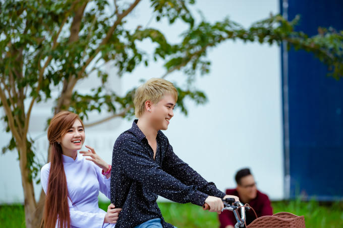 Cộng đồng mạng bất ngờ truyền tay nhau những cảnh quay trong MV mới của Lê Trọng Hiếu.