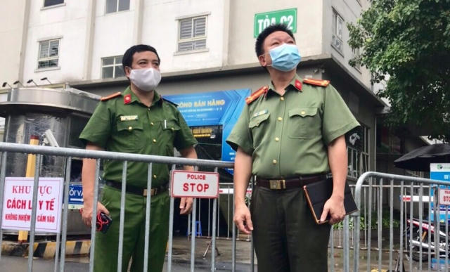 Photo: UBND phường Đông Ngạc với quyết tâm bám chốt chống dịch tại Ecohome 2