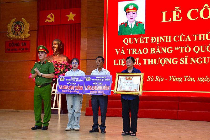 Cán bộ, chiến sĩ Công an tỉnh Bà Rịa - Vũng Tàu trao hỗ trợ 1 tỉ đồng cho gia đình liệt sĩ Nguyễn Ngọc Minh Nhật