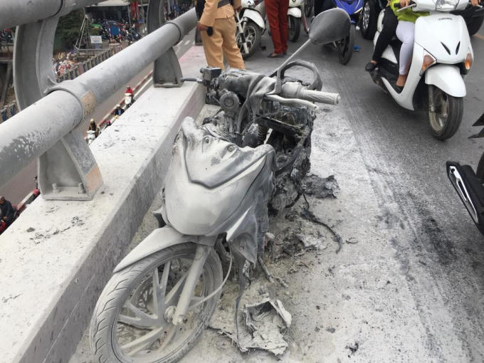 Chiếc xe bị thiêu rụi hoàn toàn