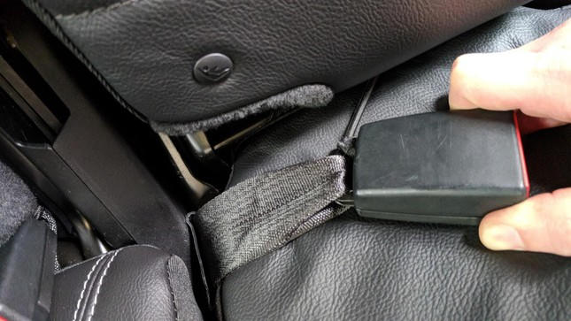 Dây an toàn ở hàng ghế sau của xe ngập nước sẽ có những vệt ố bất thường.