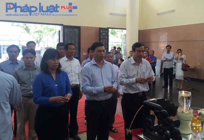 Trưa cùng ngày, đoàn lãnh đạo UBND TP Đà Nẵng và UBND quận Ngũ Hành Sơn do đồng chí phó chủ tịch Hồ Kỳ Minh (hàng đầu, giữa) đã đến thắp hương, cũng như chia sẻ nỗi đau mất mát với gia đình nạn nhân của vụ hỏa hoạn. Trước nỗi đau lớn lao của gia đình và hoàn cảnh khó khăn hiện tại, UBND TP Đà Nẵng hỗ trợ 60 triệu đồng cho ba nạn nhân tử vong.