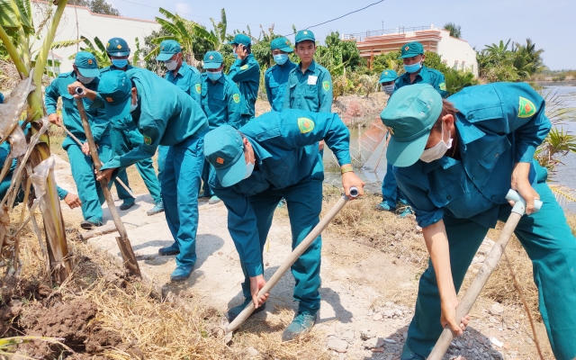 Bạc Liêu: Đoàn Thanh niên giúp dân sửa chữa các tuyến đường hư hỏng