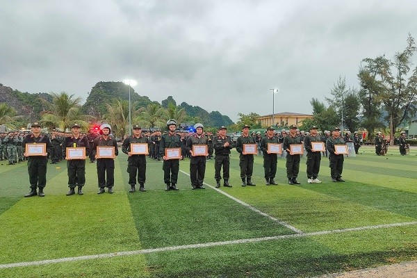 Kết thúc khóa đào tạo, huấn luyện, Công an tỉnh Quảng Ninh trao các phần thưởng cho các tập thể và cá nhân có thành tích xuất sắc trong công tác huấn luyện CSCĐ năm 2025.