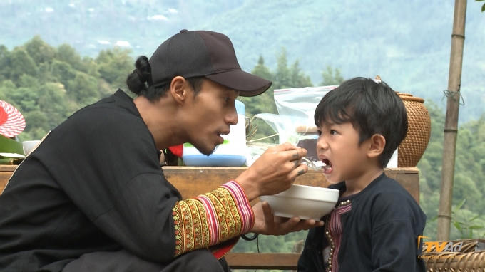 Cùng nhau ăn sáng.L iệu các bố sẽ tìm được người nông dân như trong mật thư miêu tả hay không? Hãy cùng đón xem “Bố ơi, Mình đi đấu thế?” tập 14 lúc 12h00 trên kênh VTV3, thứ 7 ngày 06/08/2016.