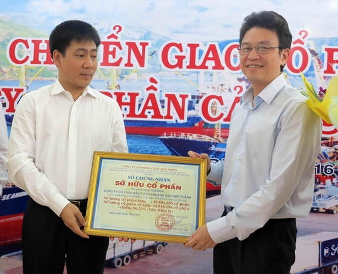 Ông Lê Anh Sơn - Chủ tịch Hội đồng thành viên Vinalines (bên phải) trao chứng nhận sở hữu cổ phần Cảng Quy Nhơn cho Công ty CP Đầu tư và Khoáng sản Hợp Thành, do ông Lê Hồng Thái (bên trái) làm đại diện tiếp nhận.Ảnh Báo Bình Định