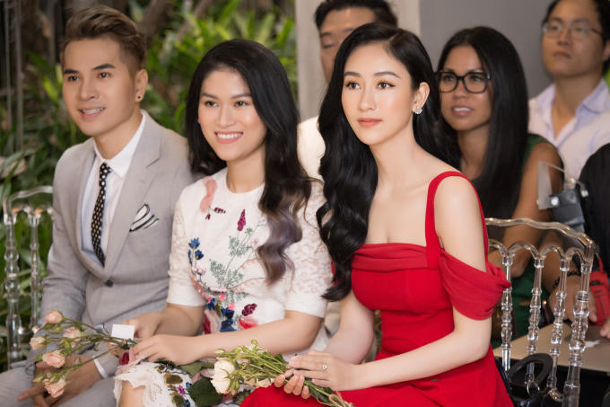 Á hậu Hà Thu hờ hững lưng trần, mang túi Dior sành điệu