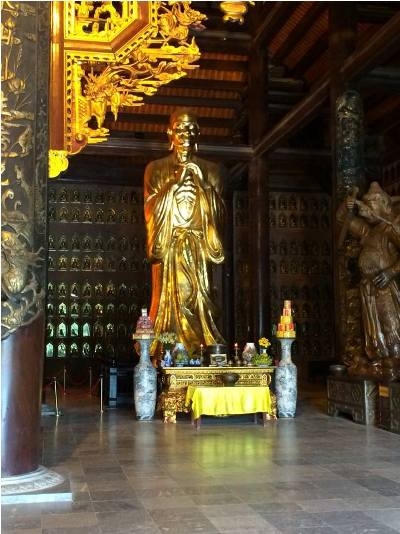 Bộ tượng A Nan - Ca Diếp bằng đồng lớn nhất, mỗi tượng nặng 30 tấn, cao 9m, đặt tại điện thờ Giáo chủ Thích ca Mâu ni. Ảnh: Bảo Yến.