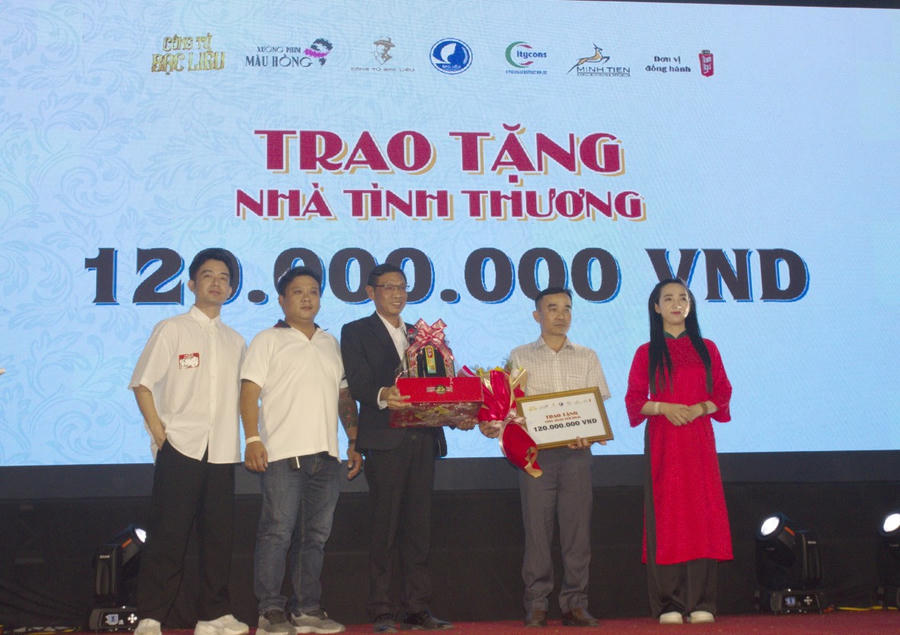 Đại diện BQL Nhà công tử Bạc Liêu và Xưởng phim Màu Hồng, mạnh thường quân và lãnh đạo UBND phường 3 (TP Bạc Liêu) trao tặng nhà tình thương cho gia đình ông Huỳnh Vũ Khanh.