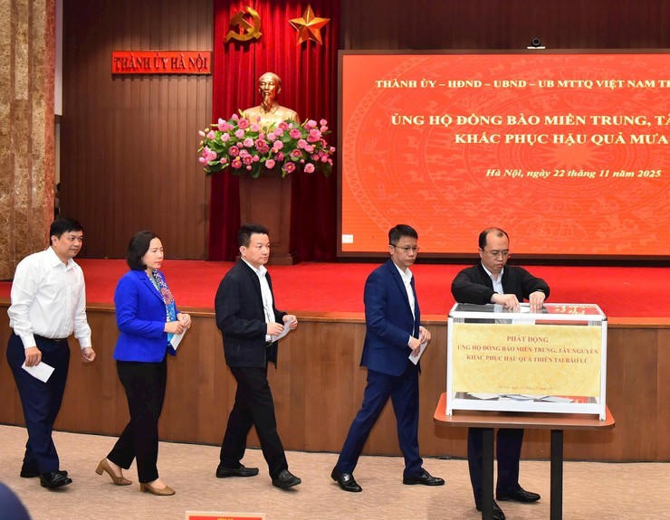 Cán bộ, công chức, viên chức, người lao động các cơ quan Thành phố ủng hộ đồng bào miền Trung và Tây Nguyên.