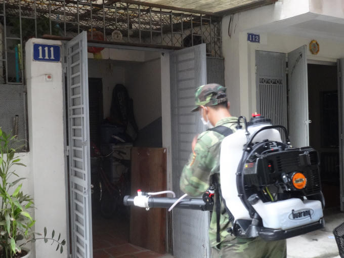Mặc dù số ca mắc sốt xuất huyết đã có xu hướng giảm tuy nhiên việc phun hóa chất diệt muỗi, diệt bọ gậy vẫn cần được thực hiện nghiêm túc. Ảnh: minh họa/ Ngọc Nga