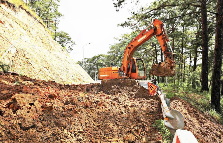 Lâm Đồng tập trung đẩy nhanh tiến độ khắc phục sạt trượt trên đèo Prenn để thông xe vào Đà Lạt. (Ảnh: Phúc Khánh)