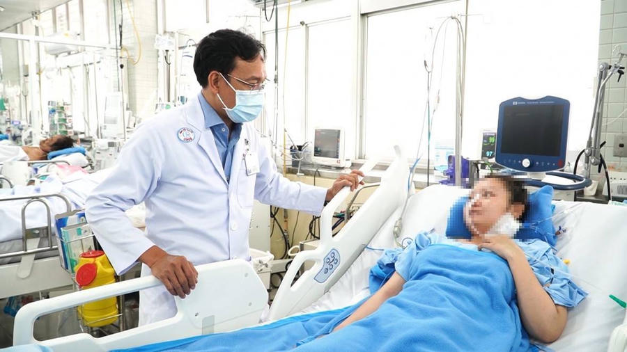 ThS.BS Trần Vũ Đức - khoa Ngoại tiêu hóa thăm khám cho bệnh nhân.