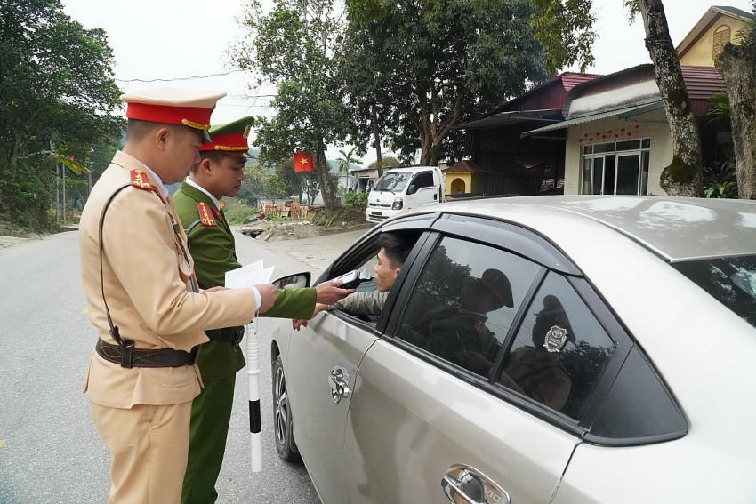 Đội CSGT, Công an huyện Bắc Quang kiểm tra nồng độ cồn đối với các phương tiện lưu thông.