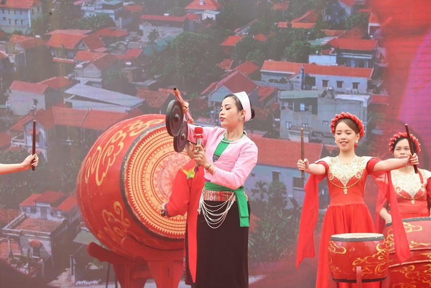Văn nghệ khai hội Tản Viên Sơn Thánh và khai trương du lịch huyện Ba Vì năm 2025.
Văn nghệ khai hội Tản Viên Sơn Thánh và khai trương du lịch huyện Ba Vì năm 2025.