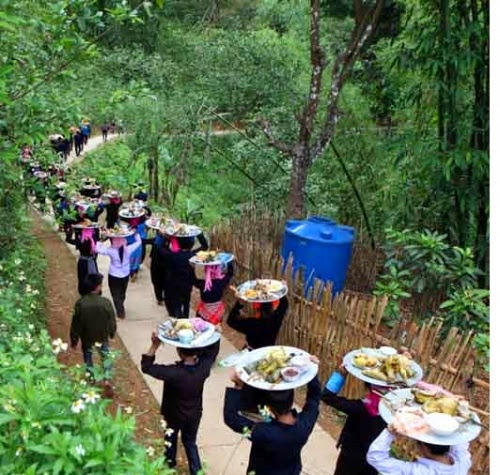 Lễ dâng hương Miếu Ông, Miếu Bà tại lễ hội.(ảnh:hagiangonline.net)