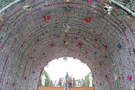 Mái vòm tạo thành chiếc cổng của cây thông Noel khổng lồ được trang hoàng bắt mắt (Ảnh: CTV).