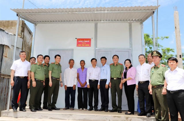 Bộ Công an tặng 1.200 căn nhà cho hộ nghèo ở Sóc Trăng