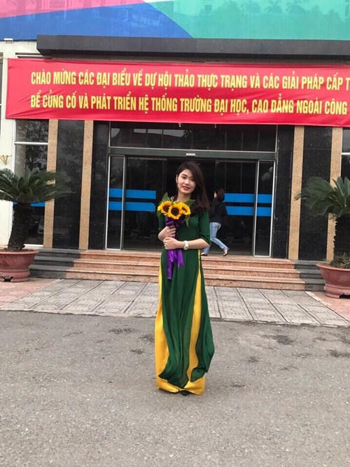 Nữ cử nh&acirc;n xinh đẹp t&igrave;nh nguyện nhập ngũ