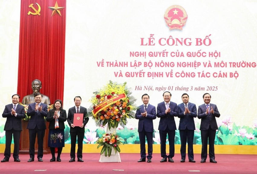 Phó Thủ tướng Trần Hồng Hà trao Nghị quyết của Quốc hội về thành lập Bộ Nông nghiệp và Môi trường cho lãnh đạo Bộ.