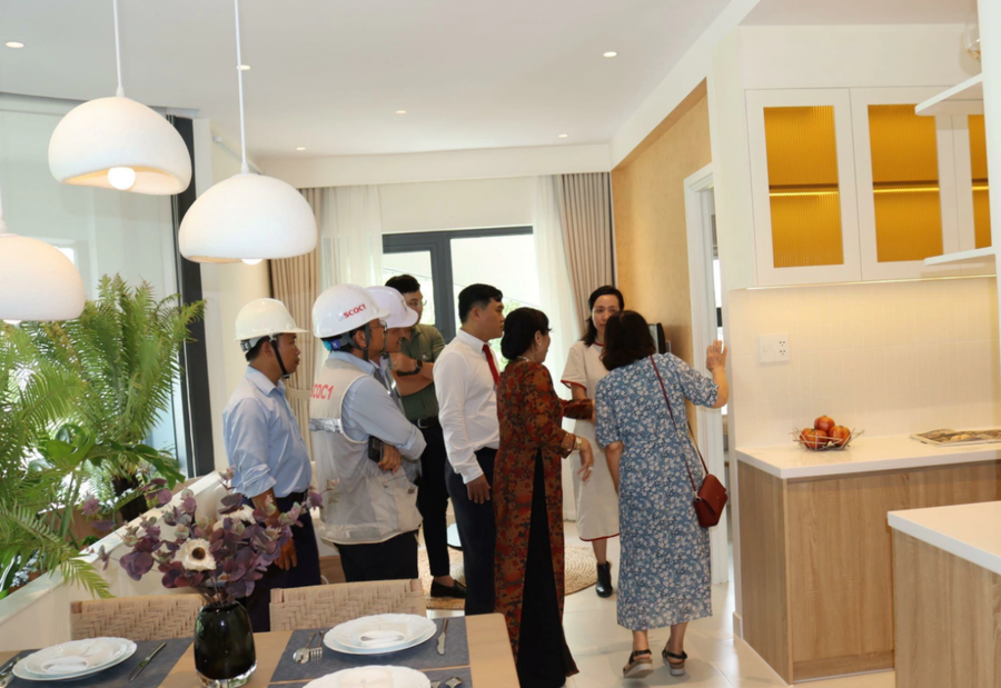 Các đại biểu tham quan nhà mẫu nhà ở xã hội tại huyện Long Thành.