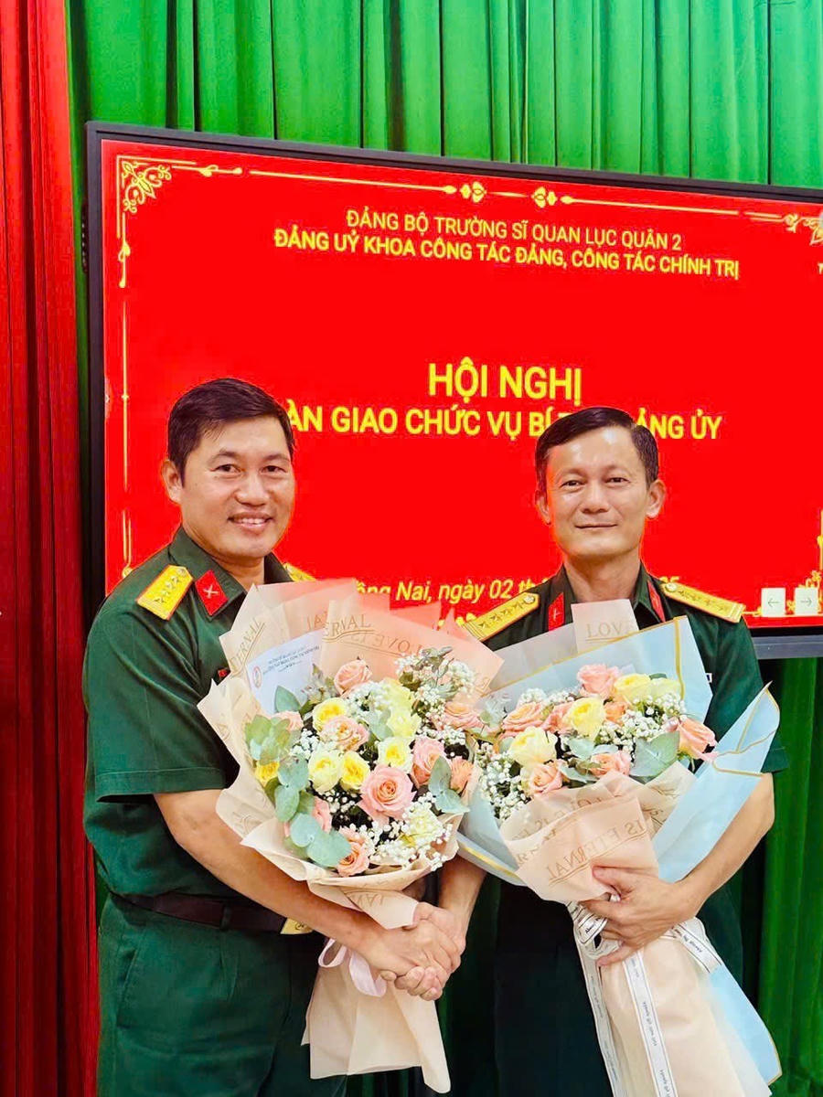 Đại tá, PGS.TS Đồng Ngọc Châu (bên phải) nhận nhiệm vụ.