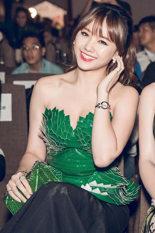 Hari Won gợi cảm với bộ váy hở ngực, điểm nhấn là các chi tiết xếp tầng theo hình cánh hoa. Ảnh: Vnexpress.net