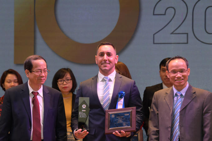 Đại diện ALMA nhận giải top 10 dự án nghỉ dưỡng tốt nhất 2020