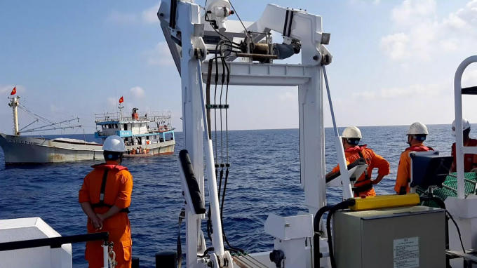 Sau bốn tiếng nhận tin báo, tàu cứu hộ SAR 412 đã kịp thời có mặt để đưa thuyền viên về bờ.