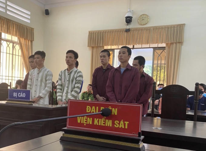 Các đối tượng bị đưa ra xét xử về tội cướp tài sản.